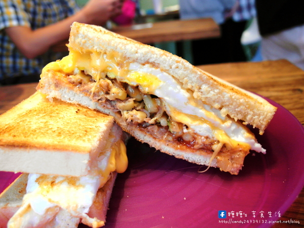 多士號 碳烤土司·紅茶牛奶:〖台中│美食〗多士號 ❤ 逢甲文華道會館超人氣早餐,古早味碳烤吐司,還有超犯規流漿起司,搭配濃醇香紅茶鮮乳~超讚!!