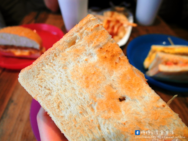 多士號 碳烤土司·紅茶牛奶:〖台中│美食〗多士號 ❤ 逢甲文華道會館超人氣早餐,古早味碳烤吐司,還有超犯規流漿起司,搭配濃醇香紅茶鮮乳~超讚!!