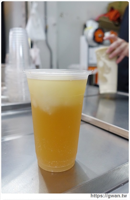 台中美食,逢甲夜市,逢甲必吃,逢甲大學,逢甲美食,金享綠豆沙,白玉黑糖冰,台中飲料,夏日冰品,台中冰,邊走邊吃的黑糖冰-23-234-1