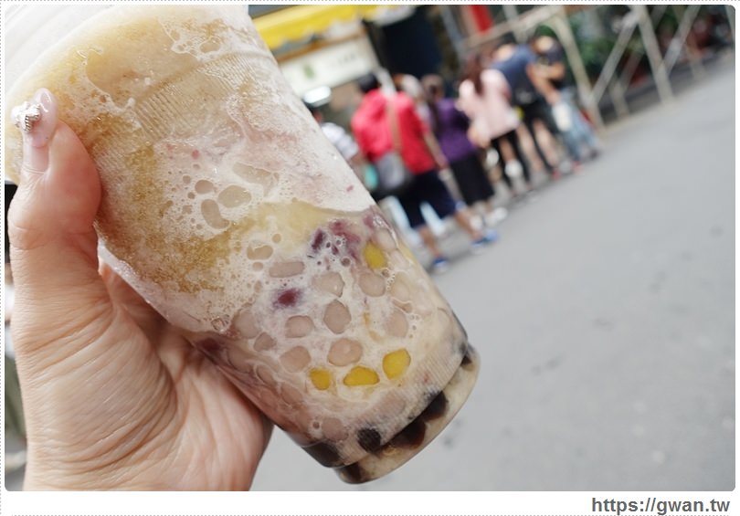 台中美食,逢甲夜市,逢甲必吃,逢甲大學,逢甲美食,金享綠豆沙,白玉黑糖冰,台中飲料,夏日冰品,台中冰,邊走邊吃的黑糖冰-12-113-1