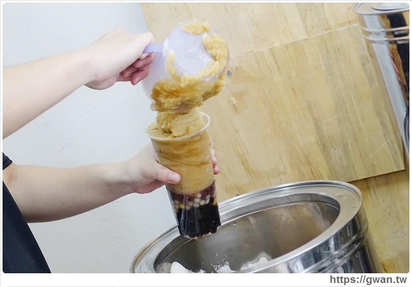 台中美食,逢甲夜市,逢甲必吃,逢甲大學,逢甲美食,金享綠豆沙,白玉黑糖冰,台中飲料,夏日冰品,台中冰,邊走邊吃的黑糖冰-10-160-1