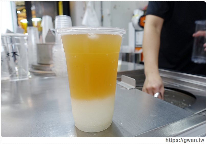 台中美食,逢甲夜市,逢甲必吃,逢甲大學,逢甲美食,金享綠豆沙,白玉黑糖冰,台中飲料,夏日冰品,台中冰,邊走邊吃的黑糖冰-21-225-1