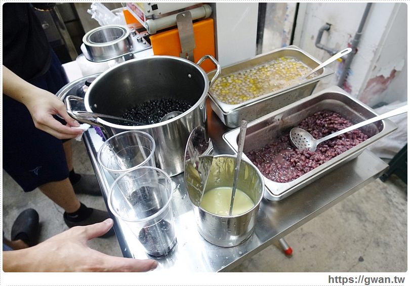 台中美食,逢甲夜市,逢甲必吃,逢甲大學,逢甲美食,金享綠豆沙,白玉黑糖冰,台中飲料,夏日冰品,台中冰,邊走邊吃的黑糖冰-8-089-1