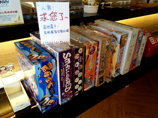 懶日子桌遊餐廳：【臺南Ω中西區】懶日子桌遊餐廳。可邊玩桌遊，邊享用餐點的休閒好去處