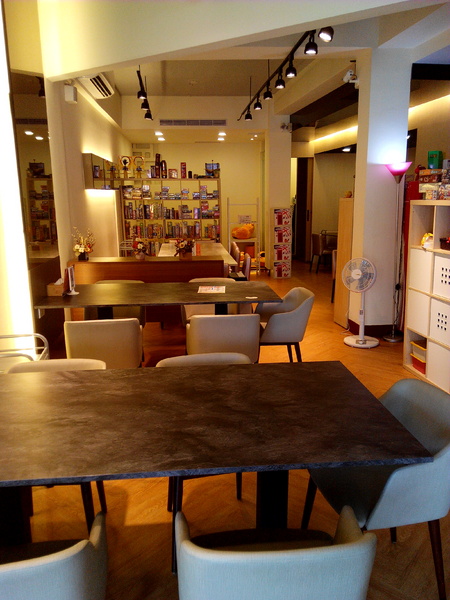 懶日子桌遊餐廳：【臺南Ω中西區】懶日子桌遊餐廳。可邊玩桌遊，邊享用餐點的休閒好去處