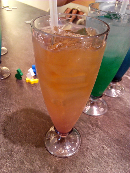 懶日子桌遊餐廳：【臺南Ω中西區】懶日子桌遊餐廳。可邊玩桌遊，邊享用餐點的休閒好去處