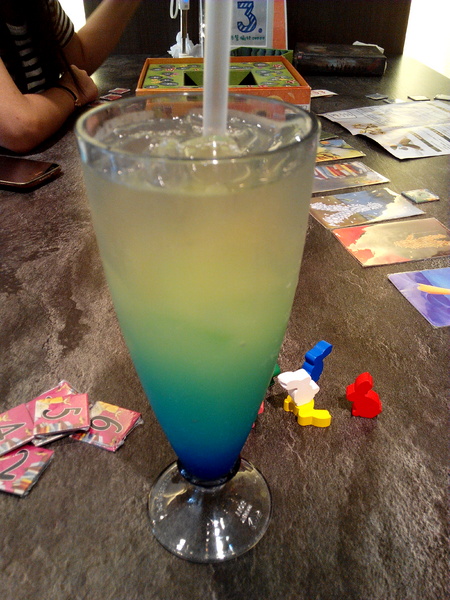 懶日子桌遊餐廳：【臺南Ω中西區】懶日子桌遊餐廳。可邊玩桌遊，邊享用餐點的休閒好去處