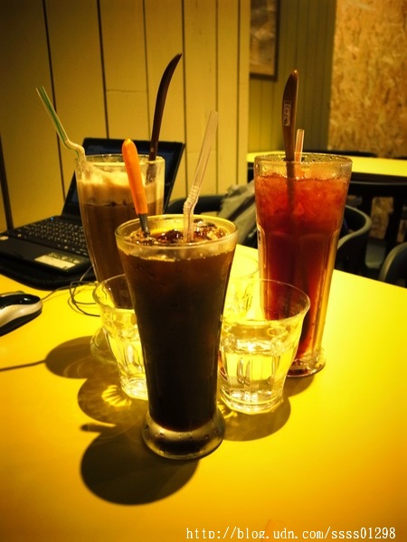 文明商行:【美食特搜。屏東市】文明商行。異國街角的錯覺 結合咖啡、溫度、人情味 溫馨典雅裝潢小店