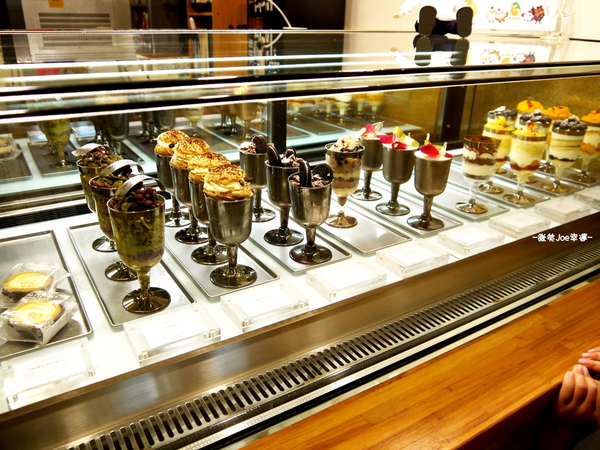 Hidden Lane 窩巷甜點店 (大全店):窩巷-充滿古早趣味的用餐環境,酒杯甜點,快來好好品嚐一番吧!