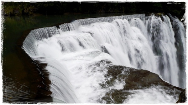 十分瀑布：【新北◍•ᴗ•◍平溪】景點・十分瀑布｜台灣尼加拉瀑布，大自然的鬼斧神工