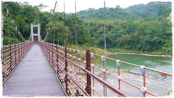 十分瀑布：【新北◍•ᴗ•◍平溪】景點・十分瀑布｜台灣尼加拉瀑布，大自然的鬼斧神工