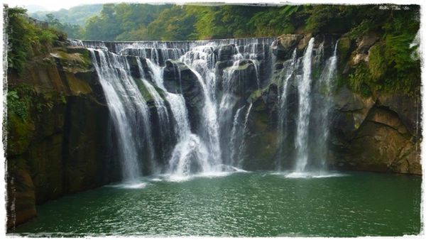 十分瀑布：【新北◍•ᴗ•◍平溪】景點・十分瀑布｜台灣尼加拉瀑布，大自然的鬼斧神工