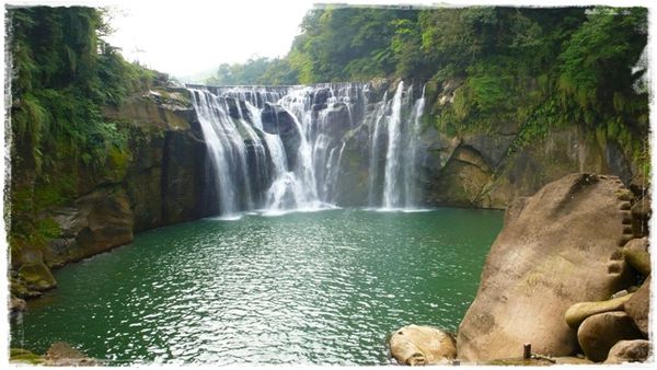 十分瀑布：【新北◍•ᴗ•◍平溪】景點・十分瀑布｜台灣尼加拉瀑布，大自然的鬼斧神工