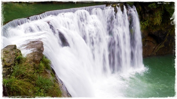 十分瀑布：【新北◍•ᴗ•◍平溪】景點・十分瀑布｜台灣尼加拉瀑布，大自然的鬼斧神工