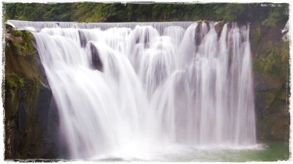 十分瀑布：【新北◍•ᴗ•◍平溪】景點・十分瀑布｜台灣尼加拉瀑布，大自然的鬼斧神工