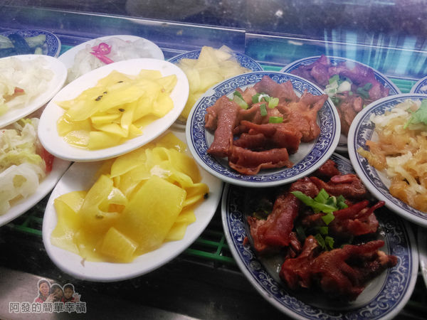 福珍排骨酥麵04-小菜區