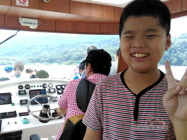 元福小吃店05-明德水庫-乘船遊水庫-開心的兒子