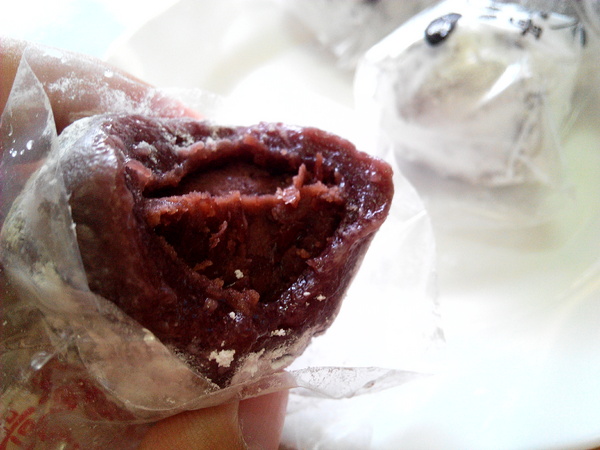 阿湯哥手工米麻糬:【臺南Ω中西區】阿湯哥手工麻糬。紫糯米皮,冰淇淋麻糬冰冰涼涼超消暑