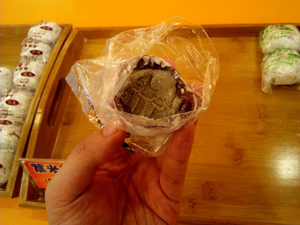 阿湯哥手工米麻糬:【臺南Ω中西區】阿湯哥手工麻糬。紫糯米皮,冰淇淋麻糬冰冰涼涼超消暑