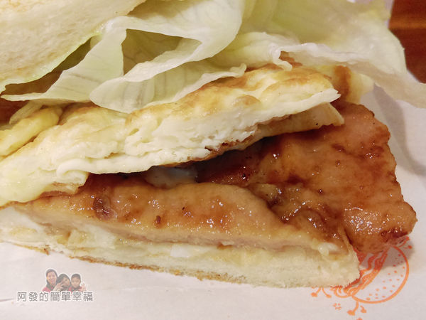 碳厚囍16-碳烤里肌肉牽絲蛋吐司特寫