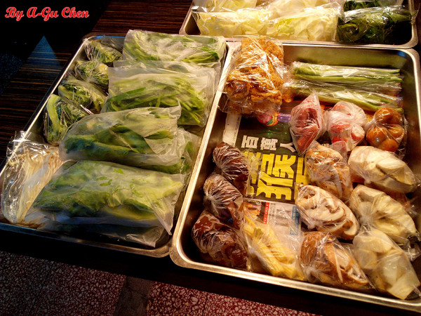 台南•肉皮張魯味【金華店】:【臺南Ω中西區】肉皮張魯味。傳承自嘉義二十多年老店的臺南滷味,宵夜好選擇