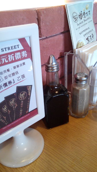 51街日式炸豬排和洋料理:【安南區】51街日式炸豬排和洋料理。喀滋喀滋超厚實炸里肌豬排吃起來好過癮