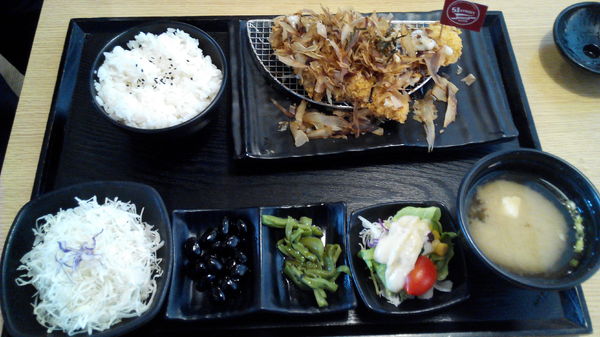 51街日式炸豬排和洋料理:【安南區】51街日式炸豬排和洋料理。喀滋喀滋超厚實炸里肌豬排吃起來好過癮