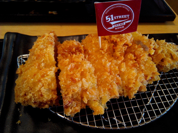 51街日式炸豬排和洋料理:【安南區】51街日式炸豬排和洋料理。喀滋喀滋超厚實炸里肌豬排吃起來好過癮