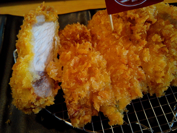 51街日式炸豬排和洋料理:【安南區】51街日式炸豬排和洋料理。喀滋喀滋超厚實炸里肌豬排吃起來好過癮