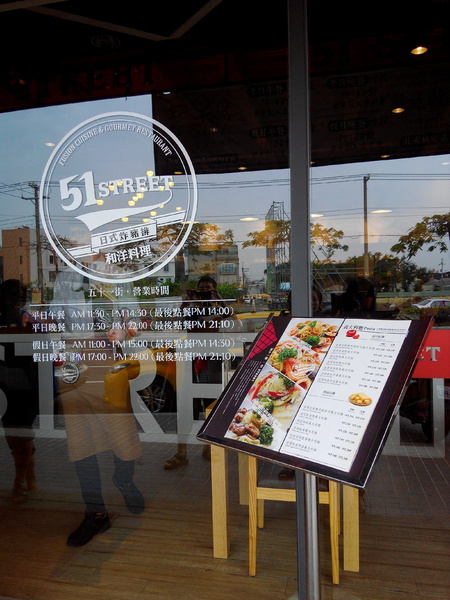 51街日式炸豬排和洋料理:【安南區】51街日式炸豬排和洋料理。喀滋喀滋超厚實炸里肌豬排吃起來好過癮