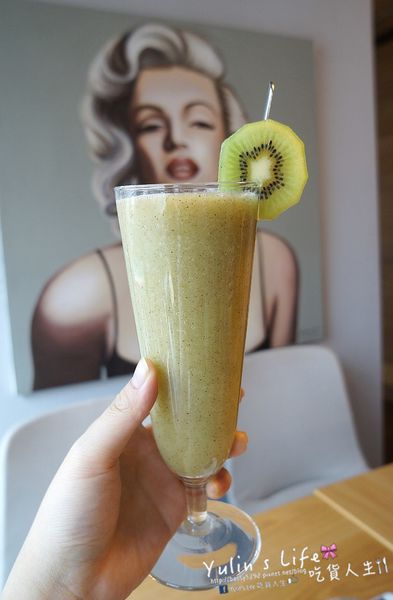 Lucky5 Light Cafe:Lucky5 Light Cafe ♥ 國父紀念館時尚美感輕食下午茶 ♥ 新鮮食材現點現做 ♥ 招牌薄脆餅與咖啡