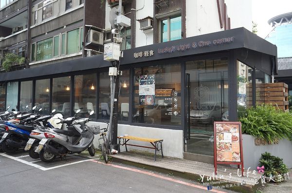 Lucky5 Light Cafe:Lucky5 Light Cafe ♥ 國父紀念館時尚美感輕食下午茶 ♥ 新鮮食材現點現做 ♥ 招牌薄脆餅與咖啡