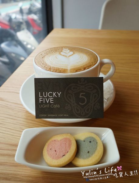 Lucky5 Light Cafe:Lucky5 Light Cafe ♥ 國父紀念館時尚美感輕食下午茶 ♥ 新鮮食材現點現做 ♥ 招牌薄脆餅與咖啡