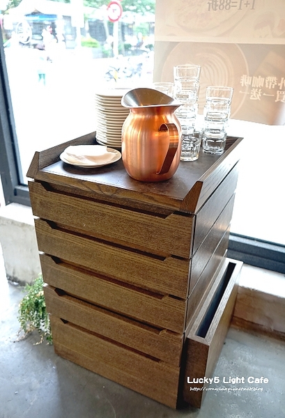 Lucky5 Light Cafe:【國父紀念館輕食下午茶 推薦】有插座, wifi, 不限用餐時間... ✿✿ Lucky5 Light Cafe ✿✿(完整菜單)