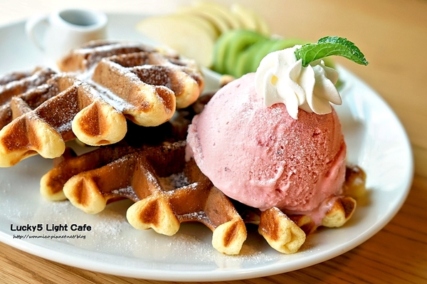 Lucky5 Light Cafe:【國父紀念館輕食下午茶 推薦】有插座, wifi, 不限用餐時間... ✿✿ Lucky5 Light Cafe ✿✿(完整菜單)