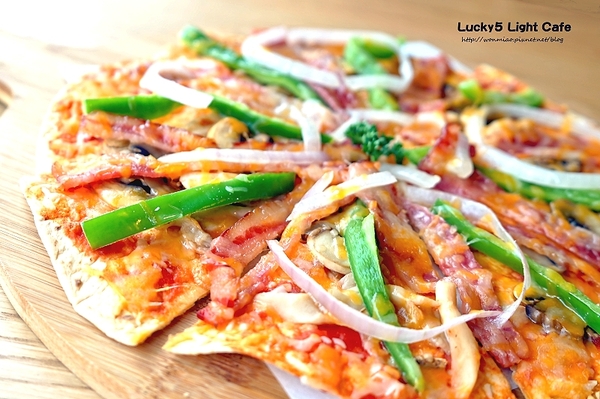 Lucky5 Light Cafe:【國父紀念館輕食下午茶 推薦】有插座, wifi, 不限用餐時間... ✿✿ Lucky5 Light Cafe ✿✿(完整菜單)