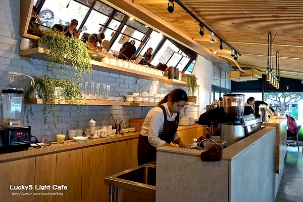 Lucky5 Light Cafe:【國父紀念館輕食下午茶 推薦】有插座, wifi, 不限用餐時間... ✿✿ Lucky5 Light Cafe ✿✿(完整菜單)