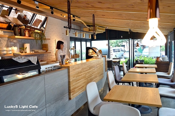 Lucky5 Light Cafe:【國父紀念館輕食下午茶 推薦】有插座, wifi, 不限用餐時間... ✿✿ Lucky5 Light Cafe ✿✿(完整菜單)