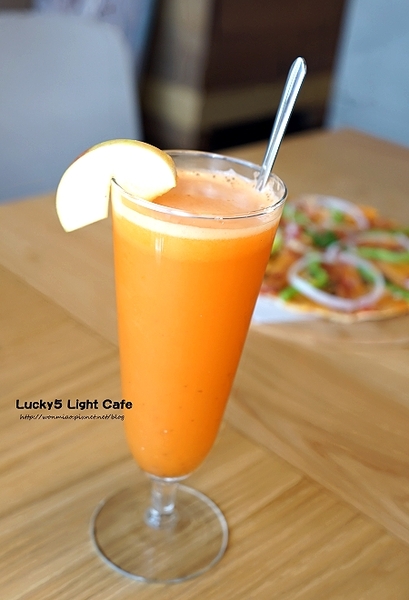 Lucky5 Light Cafe:【國父紀念館輕食下午茶 推薦】有插座, wifi, 不限用餐時間... ✿✿ Lucky5 Light Cafe ✿✿(完整菜單)