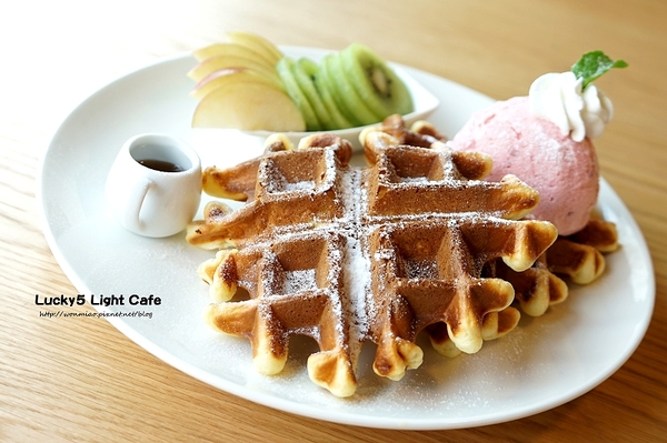 Lucky5 Light Cafe:【國父紀念館輕食下午茶 推薦】有插座, wifi, 不限用餐時間... ✿✿ Lucky5 Light Cafe ✿✿(完整菜單)