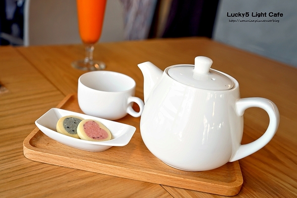 Lucky5 Light Cafe:【國父紀念館輕食下午茶 推薦】有插座, wifi, 不限用餐時間... ✿✿ Lucky5 Light Cafe ✿✿(完整菜單)