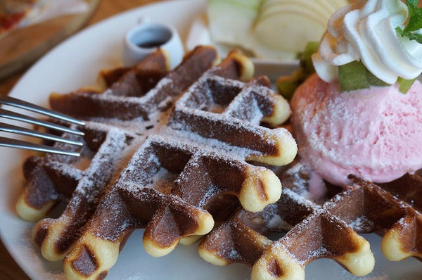 Lucky5 Light Cafe：[國父紀念館] Lucky5 Light Cafe 輕食下午茶好去處 /薄脆餅/鬆餅/木盆沙拉/可頌三明治 (附菜單)