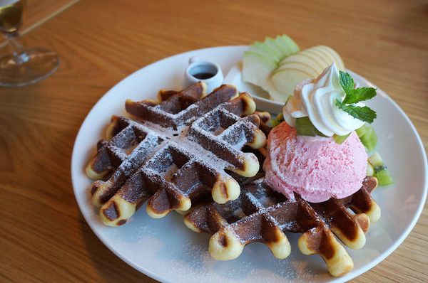 Lucky5 Light Cafe：[國父紀念館] Lucky5 Light Cafe 輕食下午茶好去處 /薄脆餅/鬆餅/木盆沙拉/可頌三明治 (附菜單)