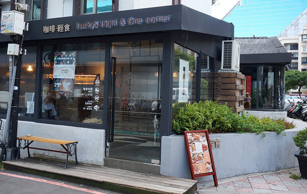 Lucky5 Light Cafe：[國父紀念館] Lucky5 Light Cafe 輕食下午茶好去處 /薄脆餅/鬆餅/木盆沙拉/可頌三明治 (附菜單)