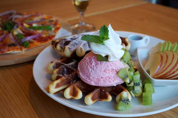 Lucky5 Light Cafe：[國父紀念館] Lucky5 Light Cafe 輕食下午茶好去處 /薄脆餅/鬆餅/木盆沙拉/可頌三明治 (附菜單)