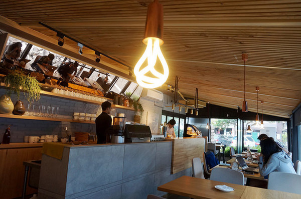 Lucky5 Light Cafe：[國父紀念館] Lucky5 Light Cafe 輕食下午茶好去處 /薄脆餅/鬆餅/木盆沙拉/可頌三明治 (附菜單)