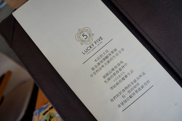 Lucky5 Light Cafe：[國父紀念館] Lucky5 Light Cafe 輕食下午茶好去處 /薄脆餅/鬆餅/木盆沙拉/可頌三明治 (附菜單)