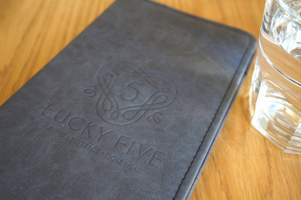 Lucky5 Light Cafe：[國父紀念館] Lucky5 Light Cafe 輕食下午茶好去處 /薄脆餅/鬆餅/木盆沙拉/可頌三明治 (附菜單)