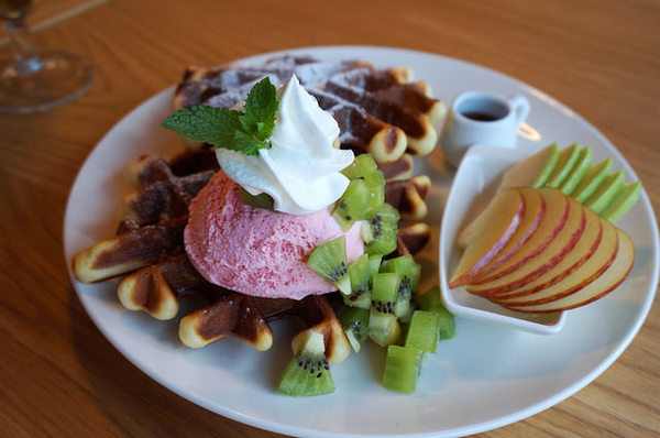 Lucky5 Light Cafe：[國父紀念館] Lucky5 Light Cafe 輕食下午茶好去處 /薄脆餅/鬆餅/木盆沙拉/可頌三明治 (附菜單)