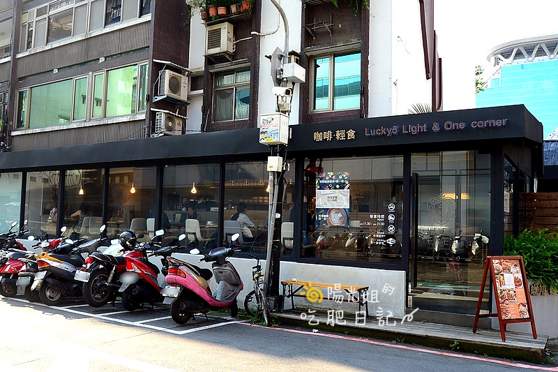 Lucky5LightCafe02.JPG - Lucky5 Light Cafe